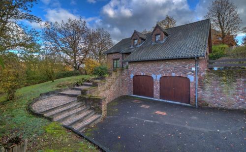 Villa de caractère 3 chambres avec double garage, terrasse et jardin