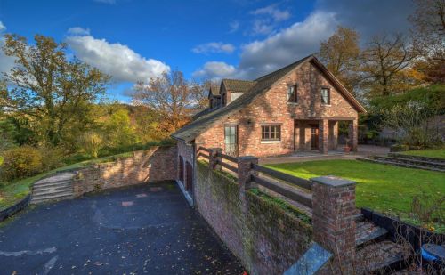 Villa de caractère 3 chambres avec double garage, terrasse et jardin