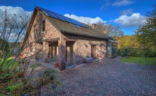 Villa de caractère 3 chambres avec double garage, terrasse et jardin