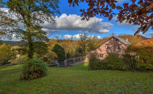 Villa de caractère 3 chambres avec double garage, terrasse et jardin