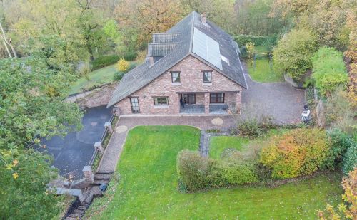 Villa de caractère 3 chambres avec double garage, terrasse et jardin
