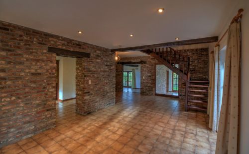 Villa de caractère 3 chambres avec double garage, terrasse et jardin