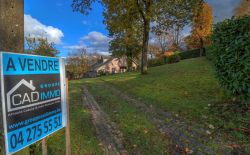 Villa de caractère 3 chambres avec double garage, terrasse et jardin