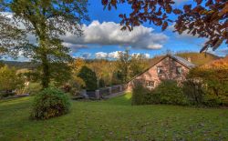 Villa de caractère 3 chambres avec double garage, terrasse et jardin