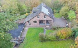 Villa de caractère 3 chambres avec double garage, terrasse et jardin