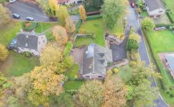 Villa de caractère 3 chambres avec double garage, terrasse et jardin
