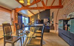 Magnifique rez-de-chaussée type loft avec terrasse et parking Magnifique rez-de-chaussée type loft avec terrasse et parking