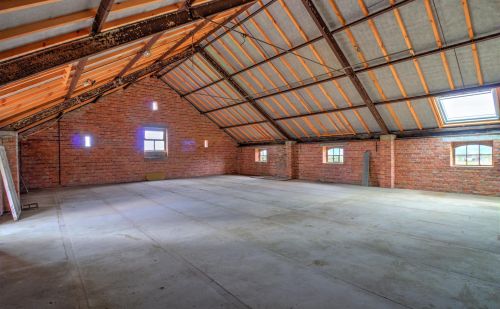 Partie d'un hancien hangar à transformer en habitation