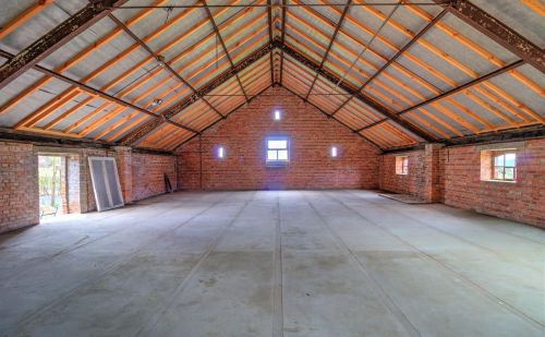 Partie d'un hancien hangar à transformer en habitation