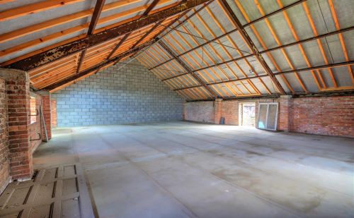 Partie d'un hancien hangar à transformer en habitation