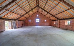 Partie d'un hancien hangar à transformer en habitation