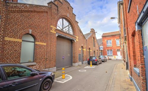 Loft de 100m² avec cour et parking privatif Loft de 100m² avec cour et parking privatif