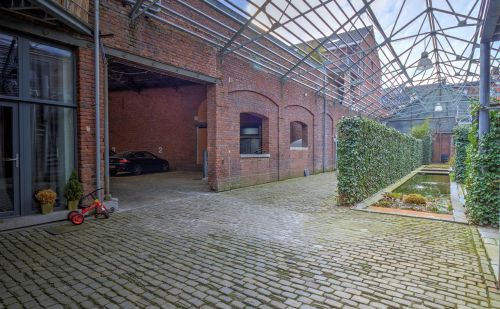 Loft de 100m² avec cour et parking privatif Loft de 100m² avec cour et parking privatif