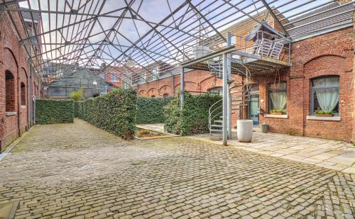 Loft de 100m² avec cour et parking privatif Loft de 100m² avec cour et parking privatif