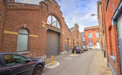 Loft de 100m² avec cour et parking privatif Loft de 100m² avec cour et parking privatif