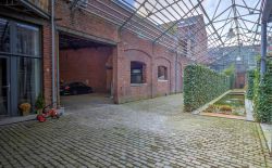 Loft de 100m² avec cour et parking privatif Loft de 100m² avec cour et parking privatif