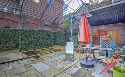 Loft de 100m² avec cour et parking privatif Loft de 100m² avec cour et parking privatif