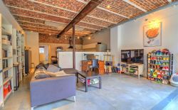 Loft de 100m² avec cour et parking privatif Loft de 100m² avec cour et parking privatif