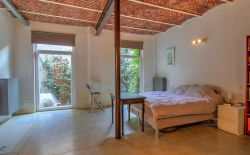 Loft de 100m² avec cour et parking privatif Loft de 100m² avec cour et parking privatif