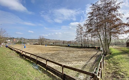 Centre équestre à vendre à Heure-le-Romain