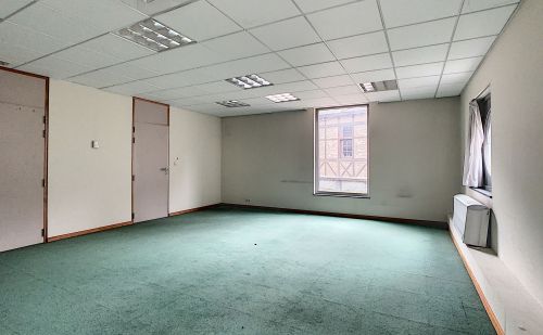 Immeuble de bureaux avec parking privatif au centre de Jupille