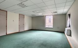 Immeuble de bureaux avec parking privatif au centre de Jupille