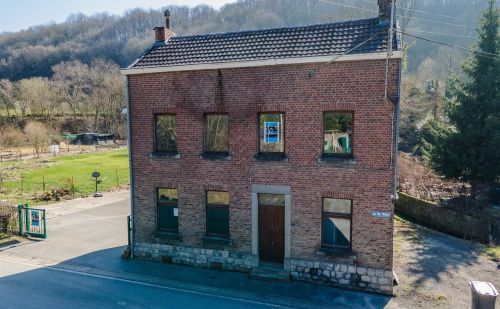 Maison 3 chambres à rénover avec garage et grand jardin Maison 3 chambres à rénover avec garage et grand jardin