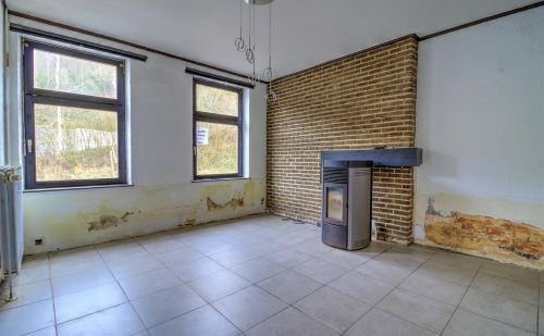 Maison 3 chambres à rénover avec garage et grand jardin Maison 3 chambres à rénover avec garage et grand jardin