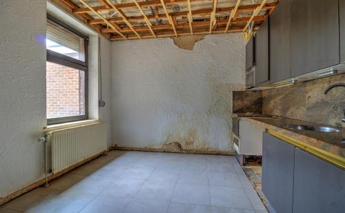 Maison 3 chambres à rénover avec garage et grand jardin Maison 3 chambres à rénover avec garage et grand jardin