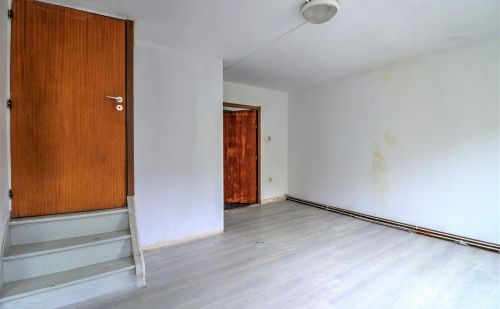 Maison 3 chambres à rénover avec garage et grand jardin Maison 3 chambres à rénover avec garage et grand jardin