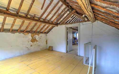 Maison 3 chambres à rénover avec garage et grand jardin Maison 3 chambres à rénover avec garage et grand jardin