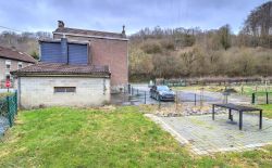 Maison 3 chambres à rénover avec garage et grand jardin Maison 3 chambres à rénover avec garage et grand jardin