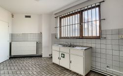 Immeuble commercial avec possibilité d'appartements au centre d'Engis Immeuble commercial avec possibilité d'appartements au centre d'Engis