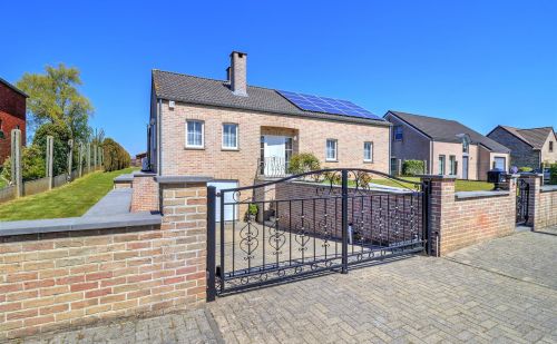 Bungalow en excellent état avec garage, terrasse et jardin Bungalow en excellent état avec garage, terrasse et jardin