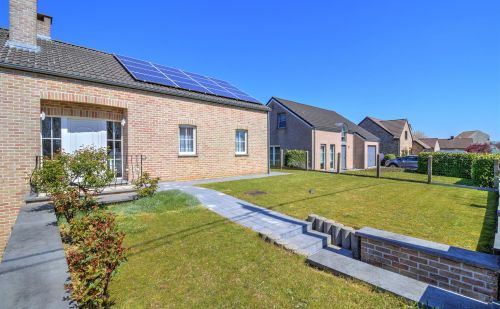 Bungalow en excellent état avec garage, terrasse et jardin Bungalow en excellent état avec garage, terrasse et jardin