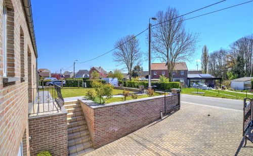 Bungalow en excellent état avec garage, terrasse et jardin Bungalow en excellent état avec garage, terrasse et jardin