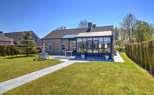 Bungalow en excellent état avec garage, terrasse et jardin Bungalow en excellent état avec garage, terrasse et jardin