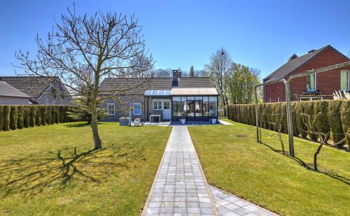 Bungalow en excellent état avec garage, terrasse et jardin Bungalow en excellent état avec garage, terrasse et jardin