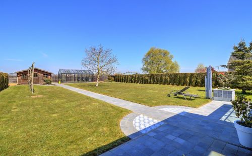 Bungalow en excellent état avec garage, terrasse et jardin Bungalow en excellent état avec garage, terrasse et jardin