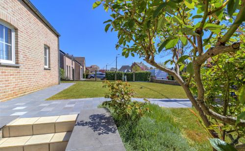 Bungalow en excellent état avec garage, terrasse et jardin Bungalow en excellent état avec garage, terrasse et jardin