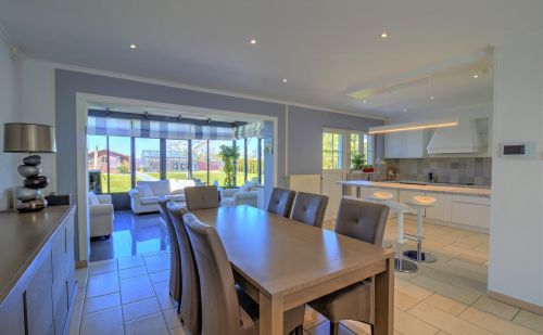 Bungalow en excellent état avec garage, terrasse et jardin Bungalow en excellent état avec garage, terrasse et jardin