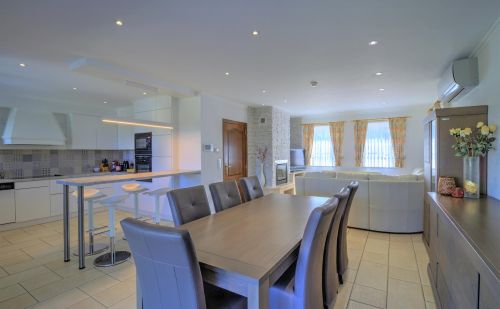 Bungalow en excellent état avec garage, terrasse et jardin Bungalow en excellent état avec garage, terrasse et jardin