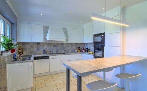 Bungalow en excellent état avec garage, terrasse et jardin Bungalow en excellent état avec garage, terrasse et jardin