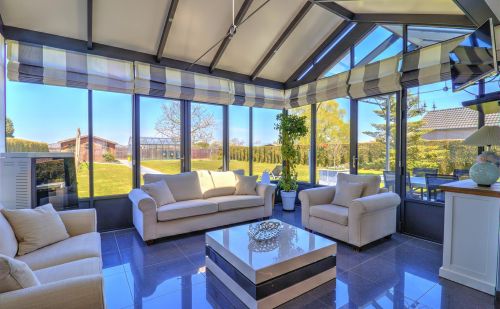 Bungalow en excellent état avec garage, terrasse et jardin Bungalow en excellent état avec garage, terrasse et jardin