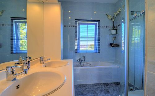 Bungalow en excellent état avec garage, terrasse et jardin Bungalow en excellent état avec garage, terrasse et jardin