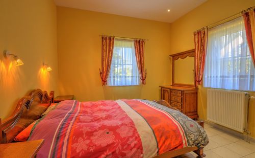 Bungalow en excellent état avec garage, terrasse et jardin Bungalow en excellent état avec garage, terrasse et jardin