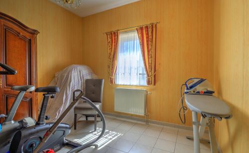 Bungalow en excellent état avec garage, terrasse et jardin Bungalow en excellent état avec garage, terrasse et jardin