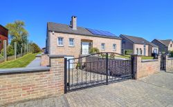 Bungalow en excellent état avec garage, terrasse et jardin Bungalow en excellent état avec garage, terrasse et jardin