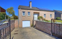 Bungalow en excellent état avec garage, terrasse et jardin Bungalow en excellent état avec garage, terrasse et jardin