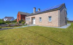 Bungalow en excellent état avec garage, terrasse et jardin Bungalow en excellent état avec garage, terrasse et jardin